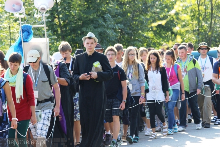 PPT 2014 - dzień VI: Piątek w drodze na Jasną Górę - cel coraz bliżej. Modlitwa za kapłanów