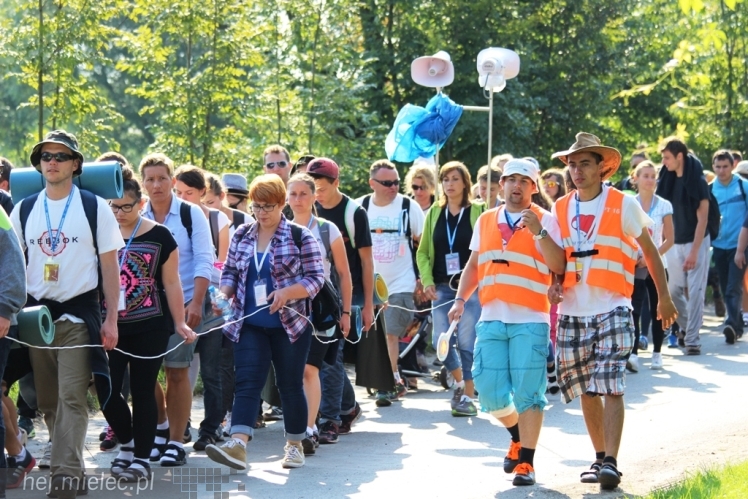 PPT 2014 - dzień VI: Piątek w drodze na Jasną Górę - cel coraz bliżej. Modlitwa za kapłanów