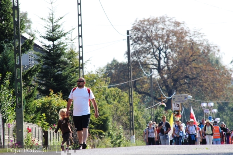 PPT 2014 - dzień VI: Piątek w drodze na Jasną Górę - cel coraz bliżej. Modlitwa za kapłanów