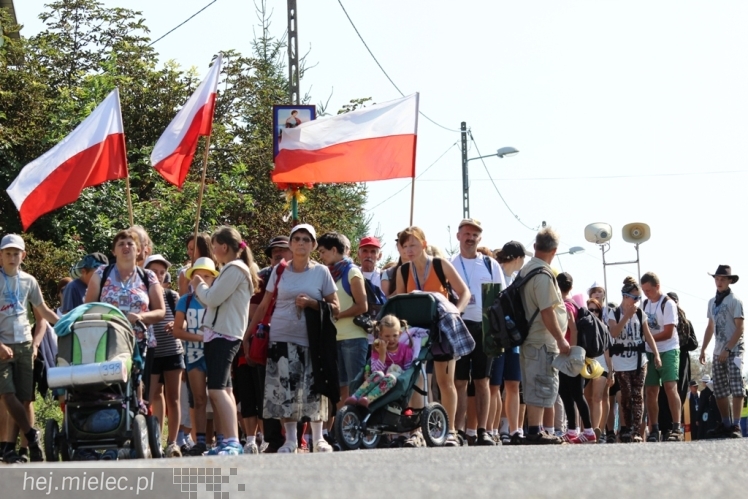 PPT 2014 - dzień VI: Piątek w drodze na Jasną Górę - cel coraz bliżej. Modlitwa za kapłanów