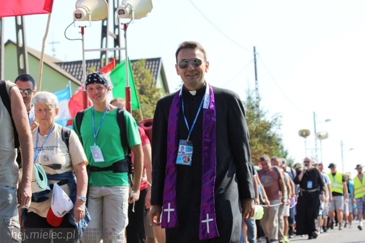 PPT 2014 - dzień VI: Piątek w drodze na Jasną Górę - cel coraz bliżej. Modlitwa za kapłanów