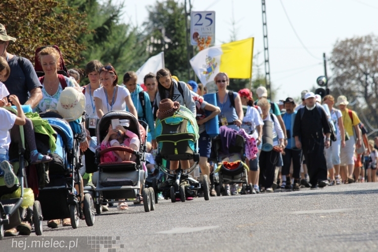 PPT 2014 - dzień VI: Piątek w drodze na Jasną Górę - cel coraz bliżej. Modlitwa za kapłanów