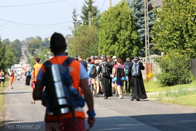 PPT 2014 - dzień VI: Piątek w drodze na Jasną Górę - cel coraz bliżej. Modlitwa za kapłanów