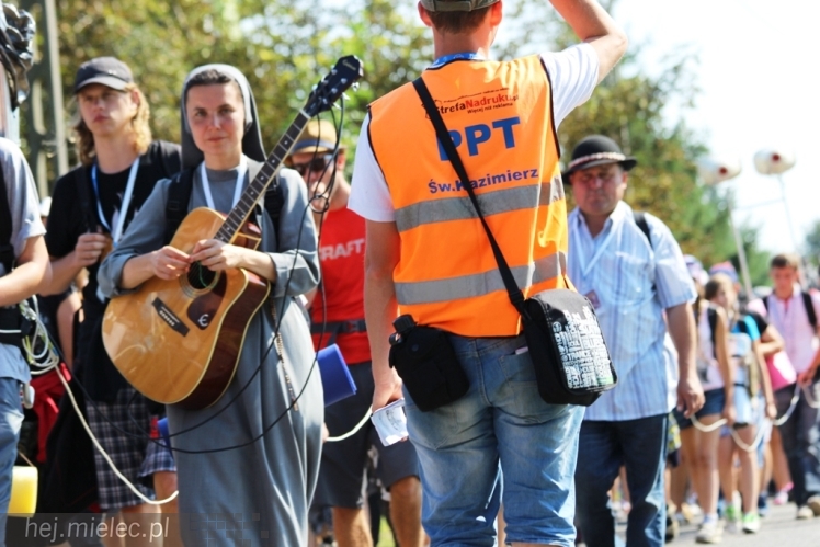 PPT 2014 - dzień VI: Piątek w drodze na Jasną Górę - cel coraz bliżej. Modlitwa za kapłanów