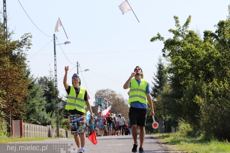 PPT 2014 - dzień VI: Piątek w drodze na Jasną Górę - cel coraz bliżej. Modlitwa za kapłanów