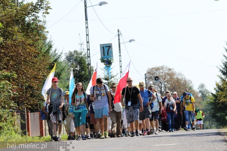 PPT 2014 - dzień VI: Piątek w drodze na Jasną Górę - cel coraz bliżej. Modlitwa za kapłanów