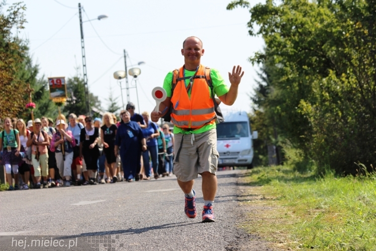 PPT 2014 - dzień VI: Piątek w drodze na Jasną Górę - cel coraz bliżej. Modlitwa za kapłanów