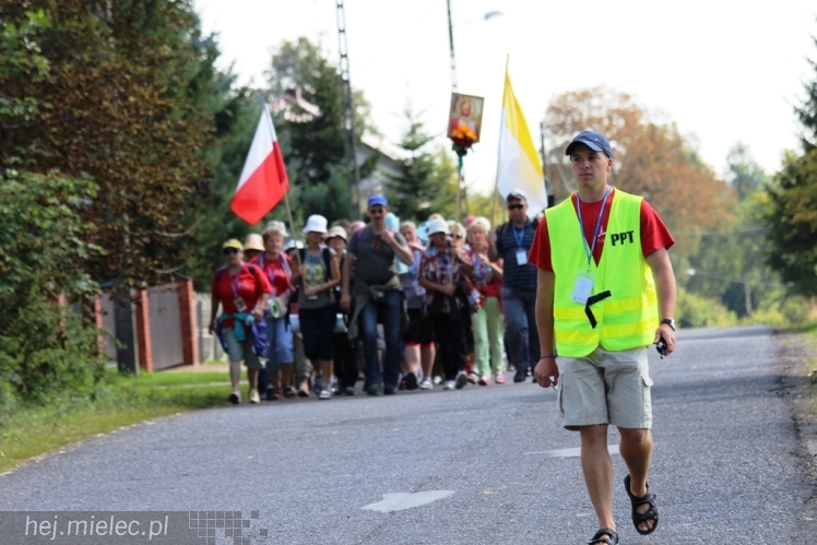PPT 2014 - dzień VI: Piątek w drodze na Jasną Górę - cel coraz bliżej. Modlitwa za kapłanów