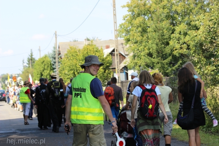 PPT 2014 - dzień VI: Piątek w drodze na Jasną Górę - cel coraz bliżej. Modlitwa za kapłanów
