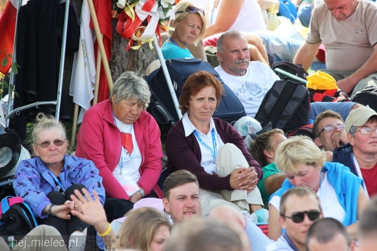 PPT 2014 - dzień VI: Piątek w drodze na Jasną Górę - cel coraz bliżej. Modlitwa za kapłanów
