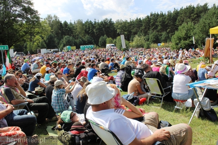PPT 2014 - dzień VI: Piątek w drodze na Jasną Górę - cel coraz bliżej. Modlitwa za kapłanów