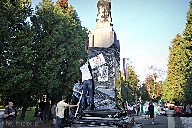 Pikieta w 75. rocznicę agresji sowieckiej: ?Nie? dla pomnika wdzięczności Armii Czerwonej