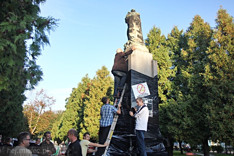 Pikieta w 75. rocznicę agresji sowieckiej: ?Nie? dla pomnika wdzięczności Armii Czerwonej