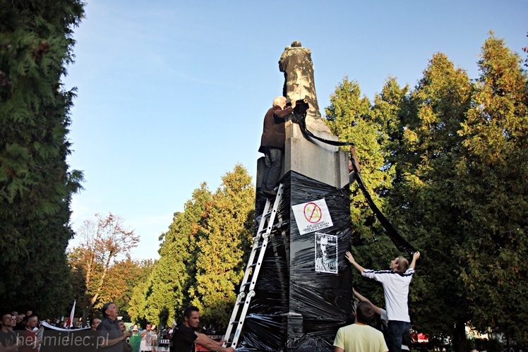 Pikieta w 75. rocznicę agresji sowieckiej: ?Nie? dla pomnika wdzięczności Armii Czerwonej