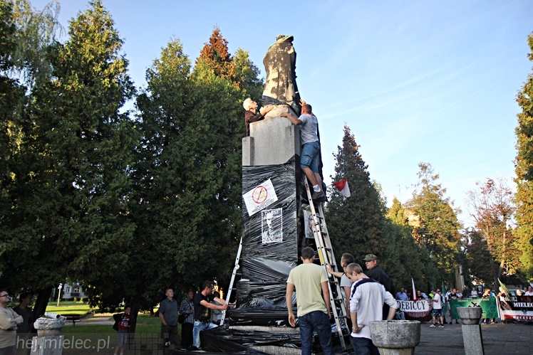 Pikieta w 75. rocznicę agresji sowieckiej: ?Nie? dla pomnika wdzięczności Armii Czerwonej