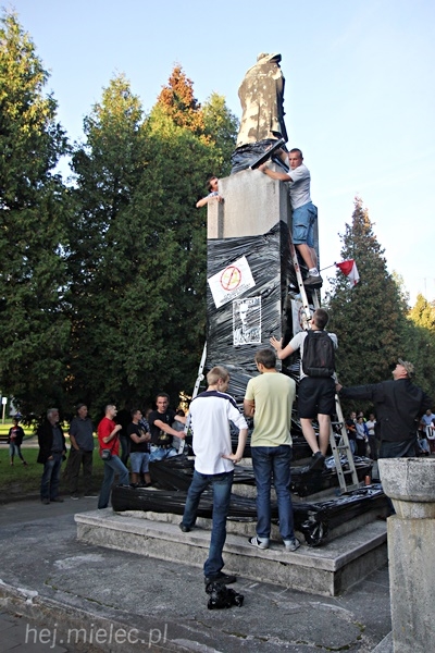 Pikieta w 75. rocznicę agresji sowieckiej: ?Nie? dla pomnika wdzięczności Armii Czerwonej