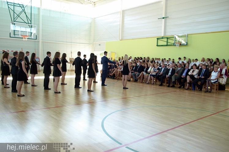 Nowa hala sportowa przy Zespole Szkół w Chorzelowie oficjalnie otwarta.