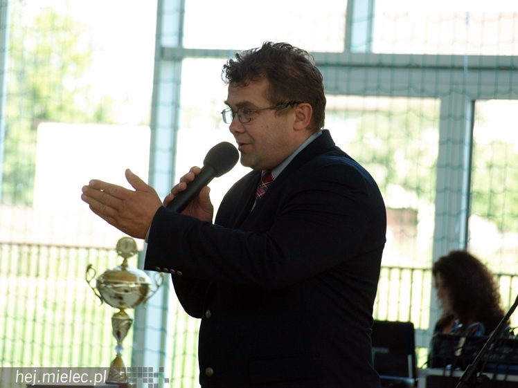 Nowa hala sportowa przy Zespole Szkół w Chorzelowie oficjalnie otwarta.