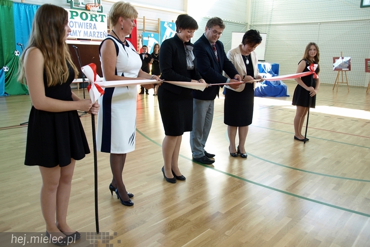 Nowa hala sportowa przy Zespole Szkół w Chorzelowie oficjalnie otwarta.