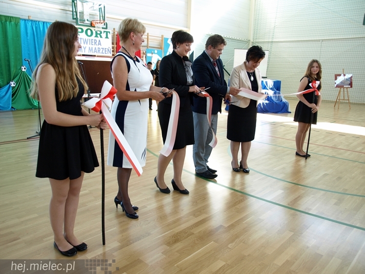 Nowa hala sportowa przy Zespole Szkół w Chorzelowie oficjalnie otwarta.
