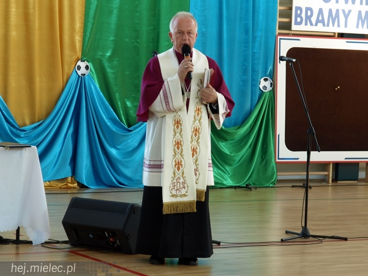 Nowa hala sportowa przy Zespole Szkół w Chorzelowie oficjalnie otwarta.