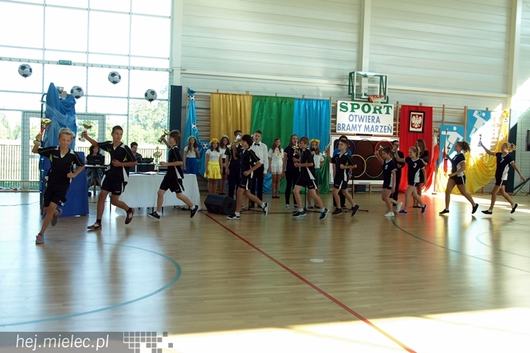 Nowa hala sportowa przy Zespole Szkół w Chorzelowie oficjalnie otwarta.