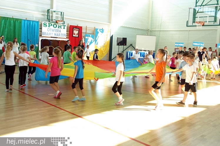 Nowa hala sportowa przy Zespole Szkół w Chorzelowie oficjalnie otwarta.