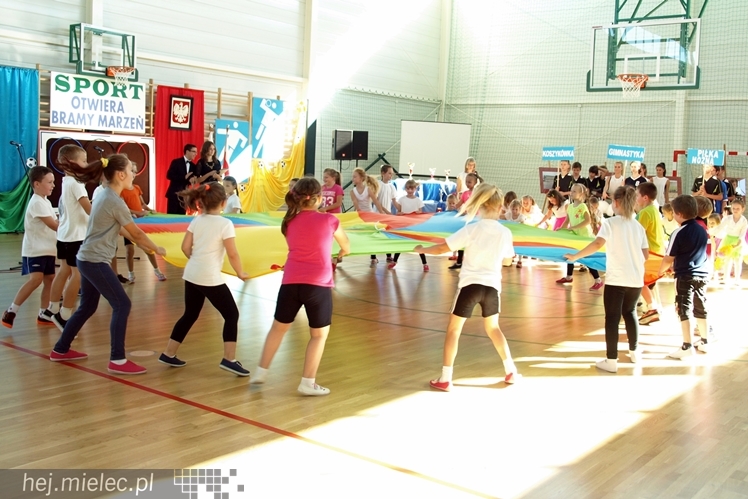 Nowa hala sportowa przy Zespole Szkół w Chorzelowie oficjalnie otwarta.