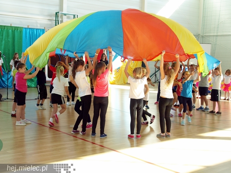 Nowa hala sportowa przy Zespole Szkół w Chorzelowie oficjalnie otwarta.