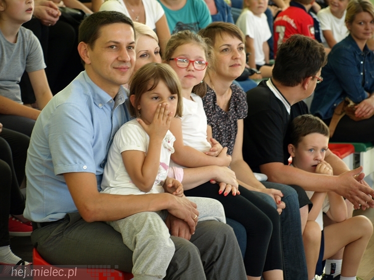Nowa hala sportowa przy Zespole Szkół w Chorzelowie oficjalnie otwarta.