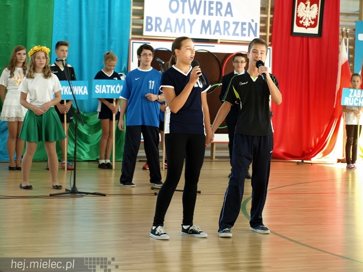 Nowa hala sportowa przy Zespole Szkół w Chorzelowie oficjalnie otwarta.