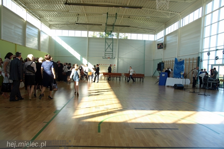 Nowa hala sportowa przy Zespole Szkół w Chorzelowie oficjalnie otwarta.
