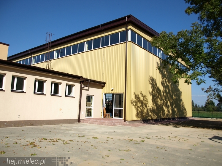 Nowa hala sportowa przy Zespole Szkół w Chorzelowie oficjalnie otwarta.