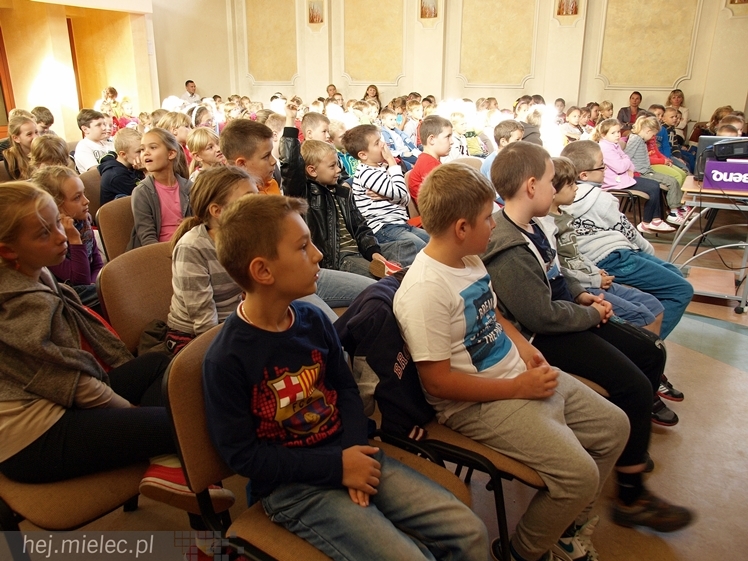 Najmłodszych spotkanie z teatrem. W KANIE wystawiono sztukę ?O Krasnoludkach i Sierotce Marysi?