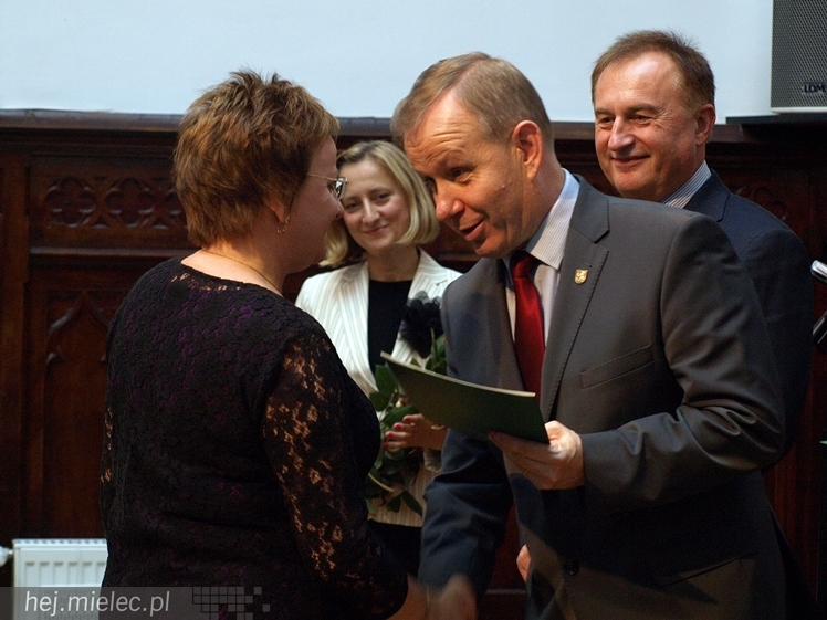 Dziesięciu najlepszych nauczycieli zostało uhonorowanych przez Starostwo Powiatowe