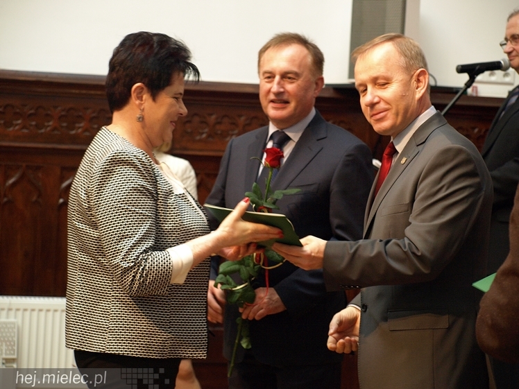 Dziesięciu najlepszych nauczycieli zostało uhonorowanych przez Starostwo Powiatowe