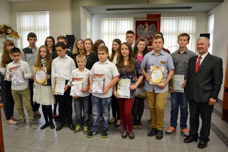 W Radomyślu Wielkim wręczono stypendia dla uczniów i nauczycieli