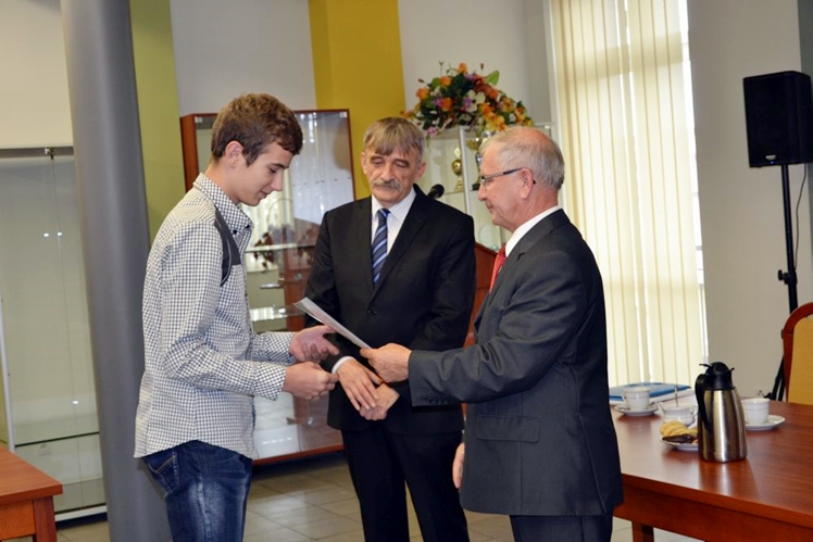 W Radomyślu Wielkim wręczono stypendia dla uczniów i nauczycieli