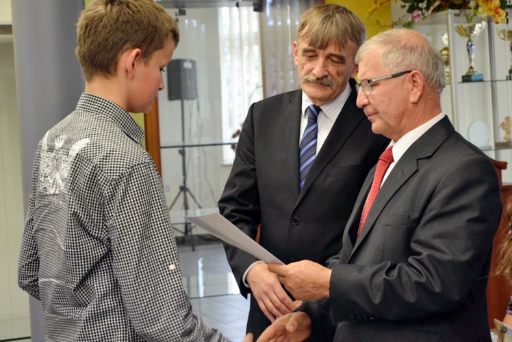 W Radomyślu Wielkim wręczono stypendia dla uczniów i nauczycieli