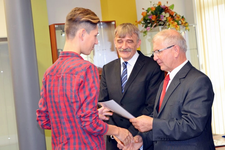 W Radomyślu Wielkim wręczono stypendia dla uczniów i nauczycieli
