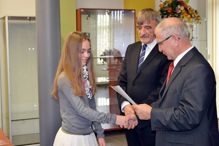 W Radomyślu Wielkim wręczono stypendia dla uczniów i nauczycieli