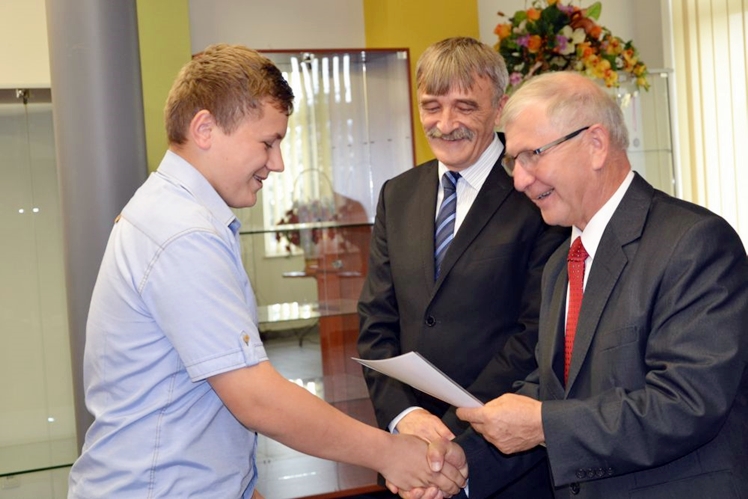 W Radomyślu Wielkim wręczono stypendia dla uczniów i nauczycieli