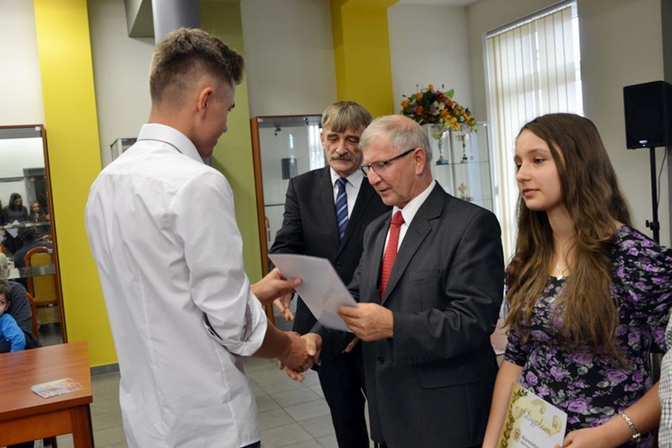 W Radomyślu Wielkim wręczono stypendia dla uczniów i nauczycieli