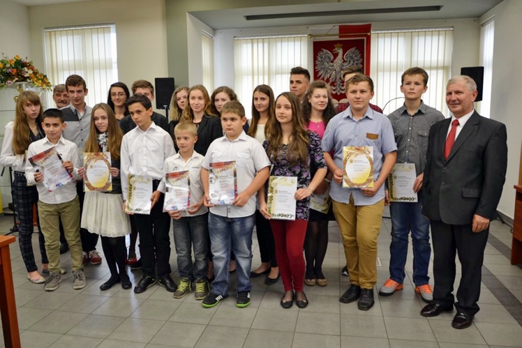 W Radomyślu Wielkim wręczono stypendia dla uczniów i nauczycieli