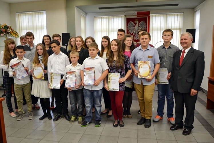 W Radomyślu Wielkim wręczono stypendia dla uczniów i nauczycieli