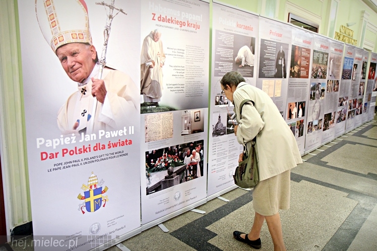 Dni Papieskie 2014: wystawa w holu SCK i spotkanie z ks. Januszem Królikowskim