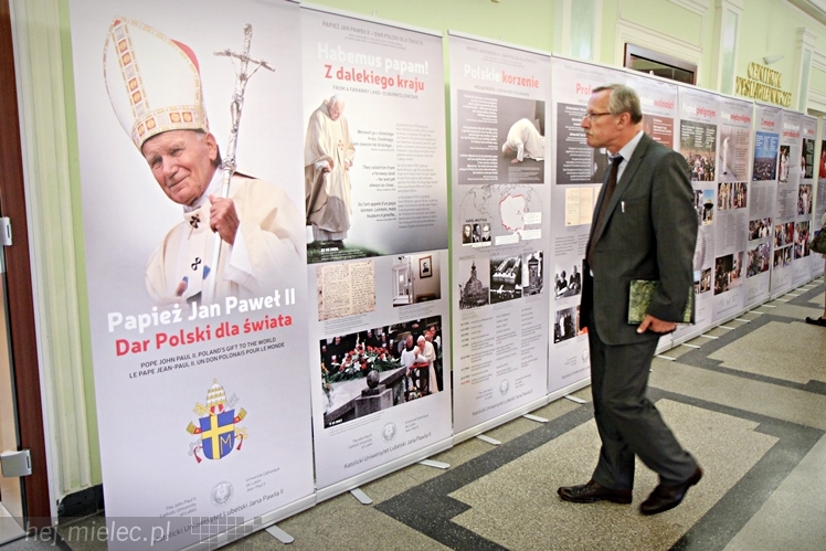 Dni Papieskie 2014: wystawa w holu SCK i spotkanie z ks. Januszem Królikowskim