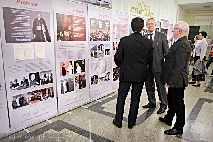 Dni Papieskie 2014: wystawa w holu SCK i spotkanie z ks. Januszem Królikowskim