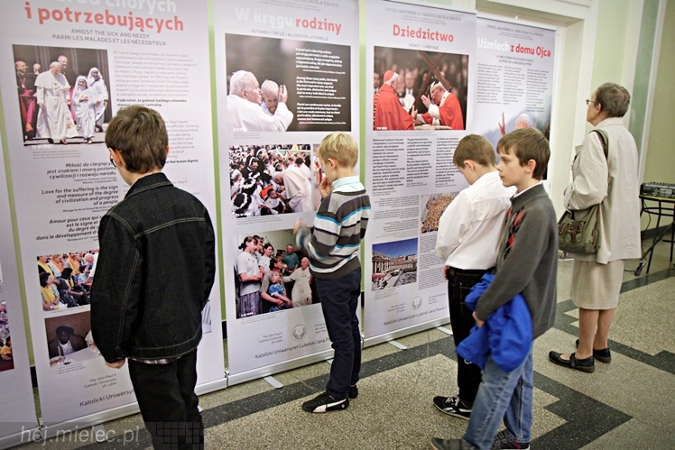 Dni Papieskie 2014: wystawa w holu SCK i spotkanie z ks. Januszem Królikowskim