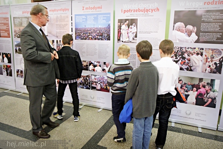 Dni Papieskie 2014: wystawa w holu SCK i spotkanie z ks. Januszem Królikowskim